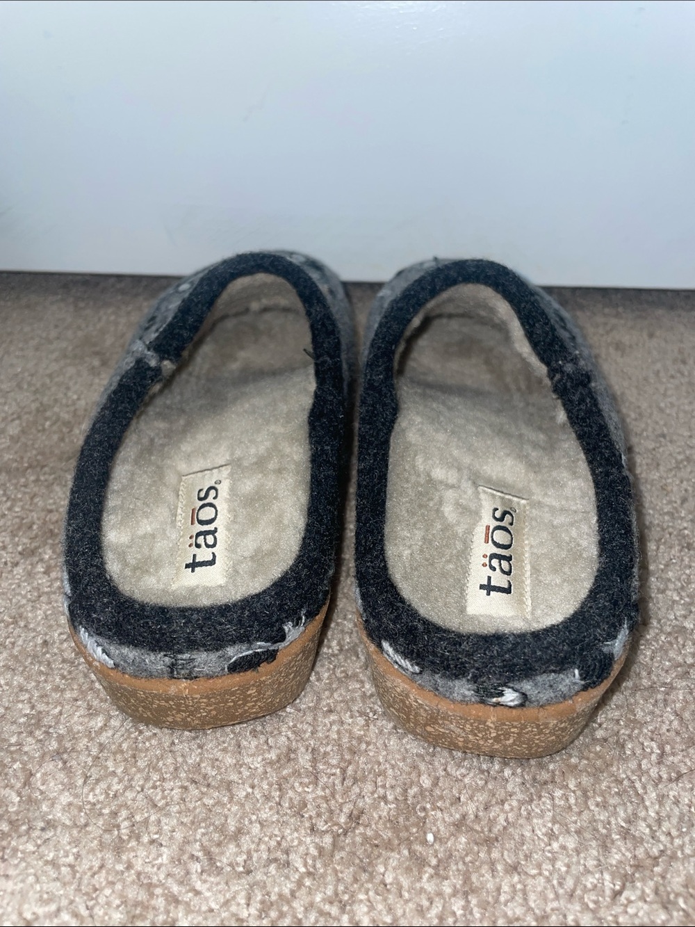 Taos Woolderness 2 Grey Floral embroidered Felt Slip-On Clogs - Picture 6 of 9